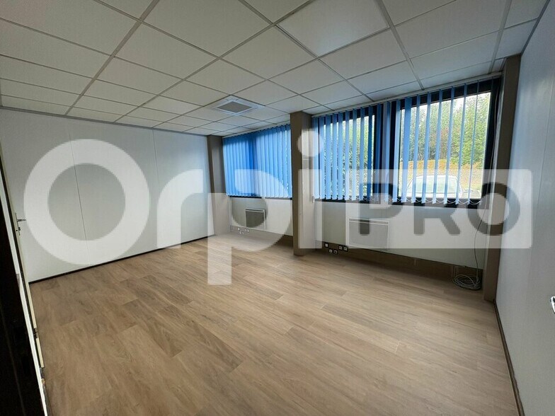 Office in Moissy-Cramayel to rent - Building Photo - Image 3 of 12