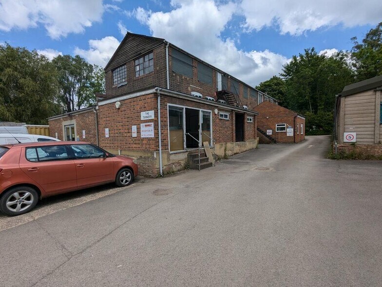 22 Gosden Cmn, Guildford to rent - Building Photo - Image 3 of 14