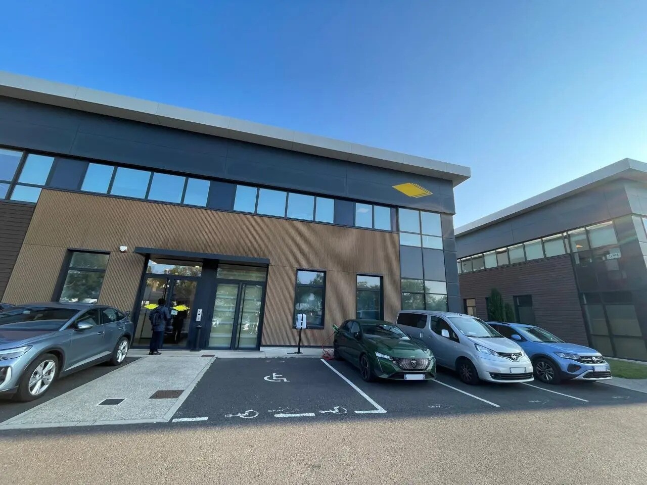 Office in Gennevilliers to rent Primary Photo- Image 1 of 5