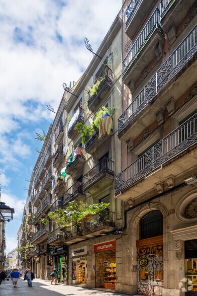 Retail in Barcelona, Barcelona to rent - Primary Photo - Image 1 of 2