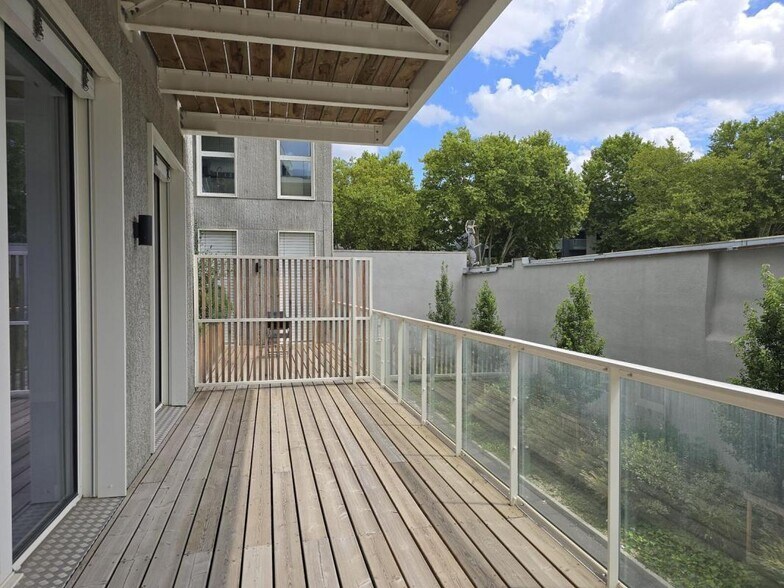 Office in Villeurbanne to rent - Building Photo - Image 3 of 11