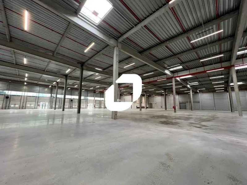 Industrial in Lieusaint to rent Interior Photo- Image 1 of 7