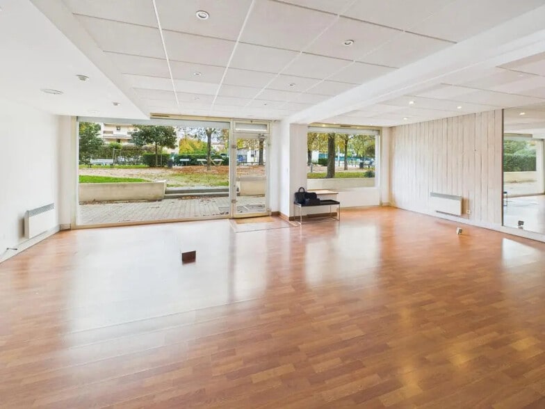 Office in Lyon for sale - Interior Photo - Image 1 of 8