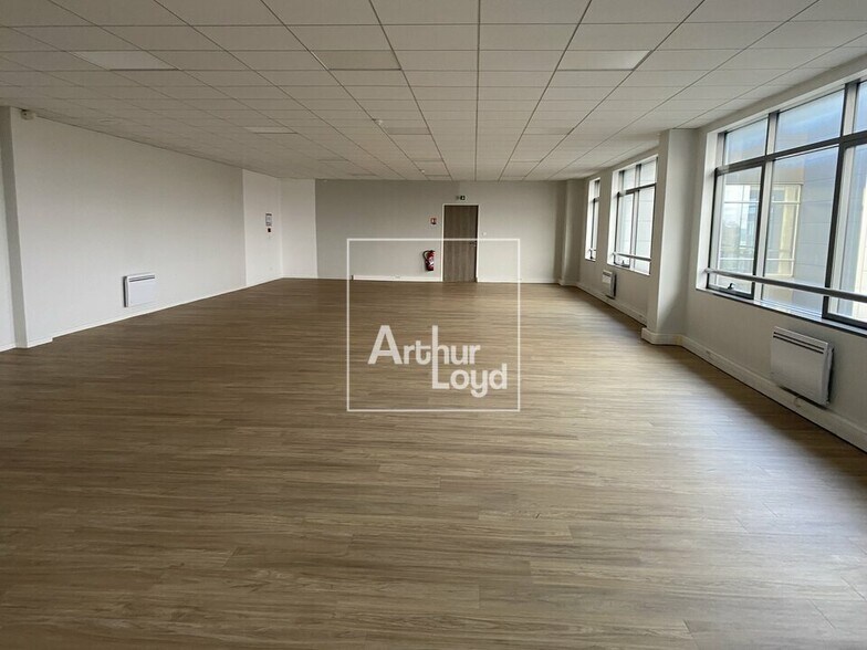 Light Industrial in Lieusaint to rent - Interior Photo - Image 3 of 5
