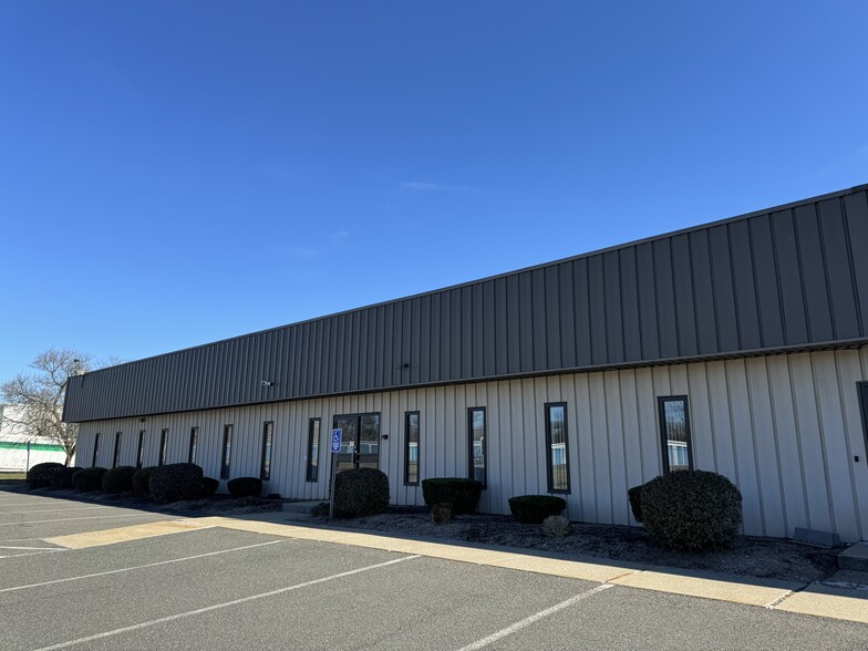 21 Industrial Dr, South Hadley, MA for rent - Building Photo - Image 1 of 16