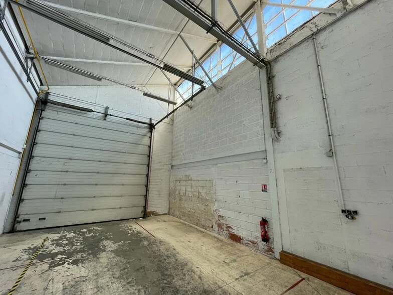 Light Industrial in Massy to rent - Interior Photo - Image 3 of 9