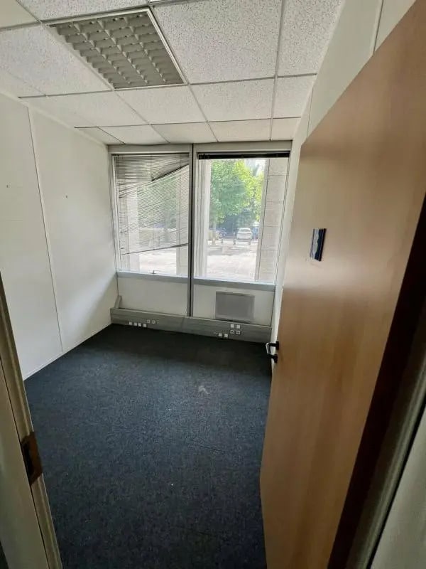 Location Bureaux 182 m² - Photo 1