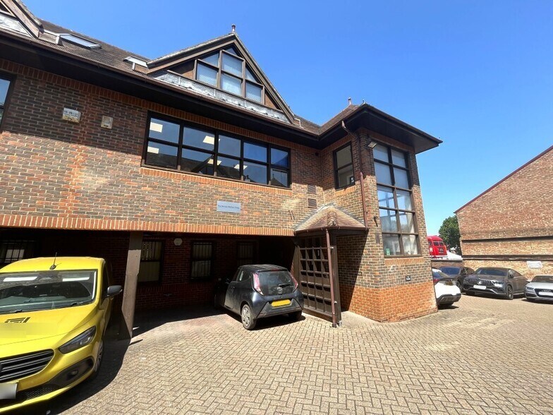 The Wilderness, Berkhamsted to rent - Building Photo - Image 2 of 11