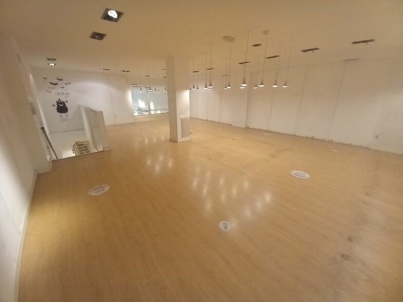 Retail in Madrid, Madrid to rent - Primary Photo - Image 1 of 2