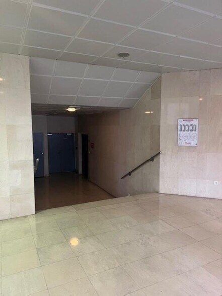 Office in Guyancourt to rent - Lobby - Image 3 of 9