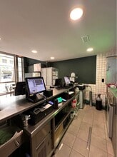 Retail in Madrid, Madrid to rent Interior Photo- Image 2 of 7