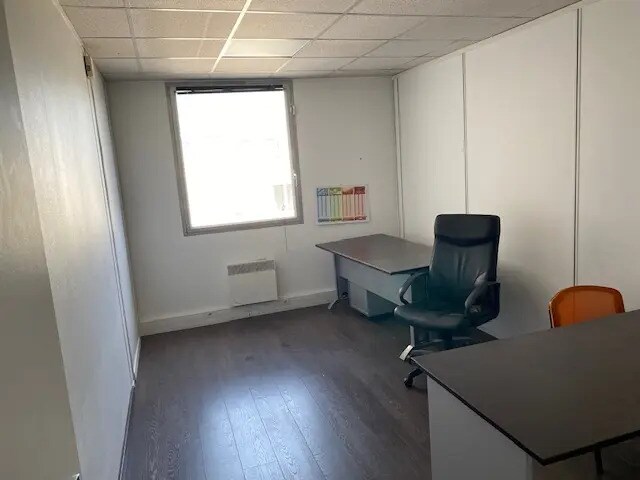 Office in Pantin to rent - Building Photo - Image 2 of 6