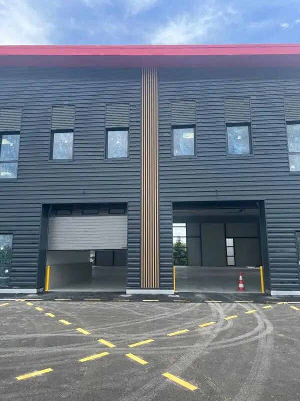 Light Industrial in Élancourt to rent Building Photo- Image 1 of 28