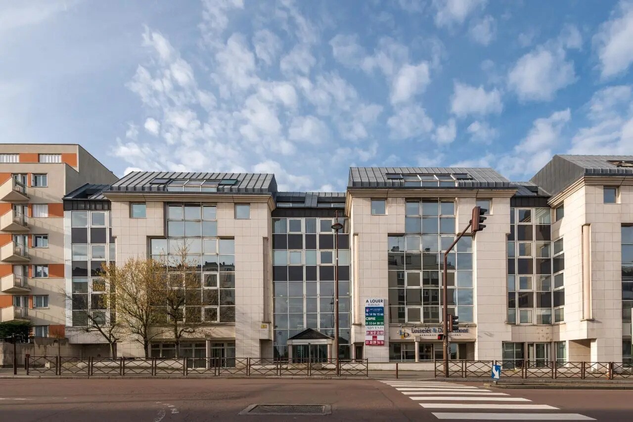 Office in Versailles to rent Building Photo- Image 1 of 7