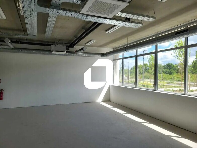 Office in VILLENAVE-D'ORNON to rent - Building Photo - Image 2 of 8