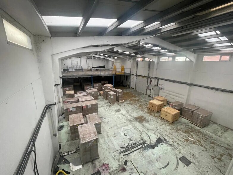 Light Industrial in Argenteuil to rent - Interior Photo - Image 3 of 10