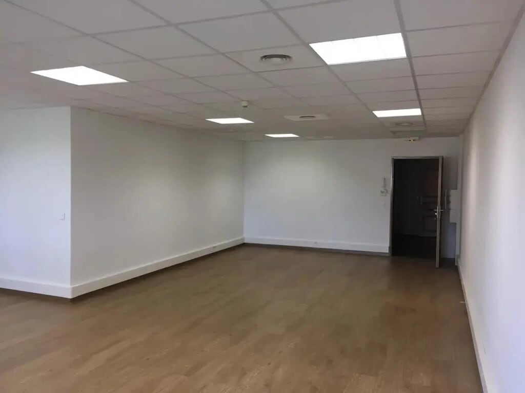 Location Bureaux 56 m² - Photo 1