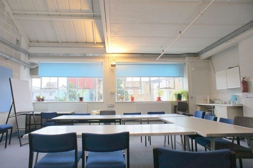 3 Gillet Sq, London to rent - Interior Photo - Image 3 of 7