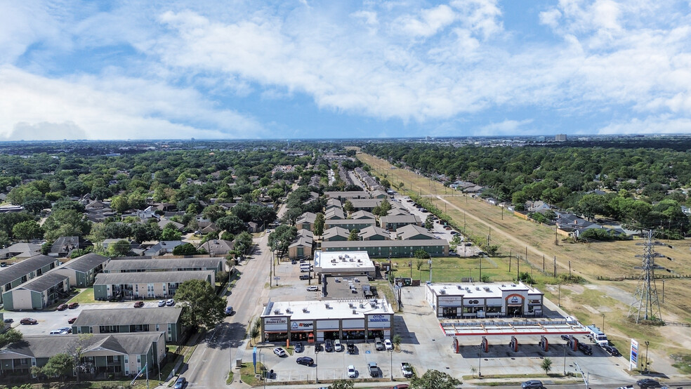 10610 Fondren Rd, Houston, TX for rent - Building Photo - Image 2 of 19