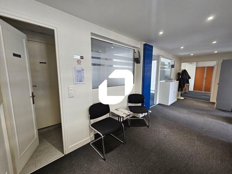 Office in Versailles to rent - Interior Photo - Image 2 of 12