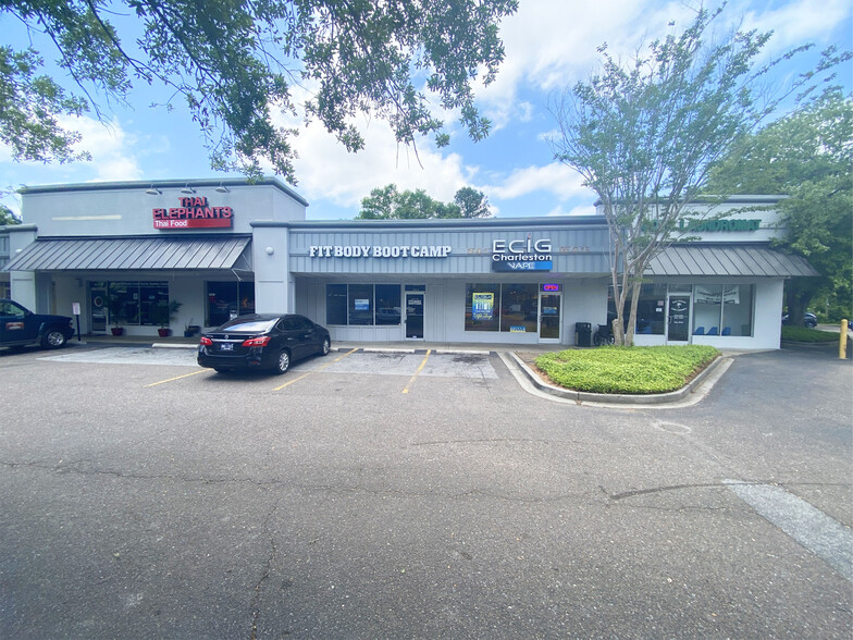 915 Folly Rd, Charleston, SC for rent - Building Photo - Image 3 of 7