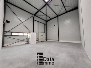 Light Industrial in Bussy-Saint-Georges for sale Interior Photo- Image 1 of 4