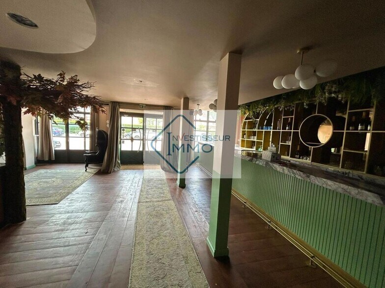 Retail in Rueil Malmaison to rent - Building Photo - Image 3 of 25