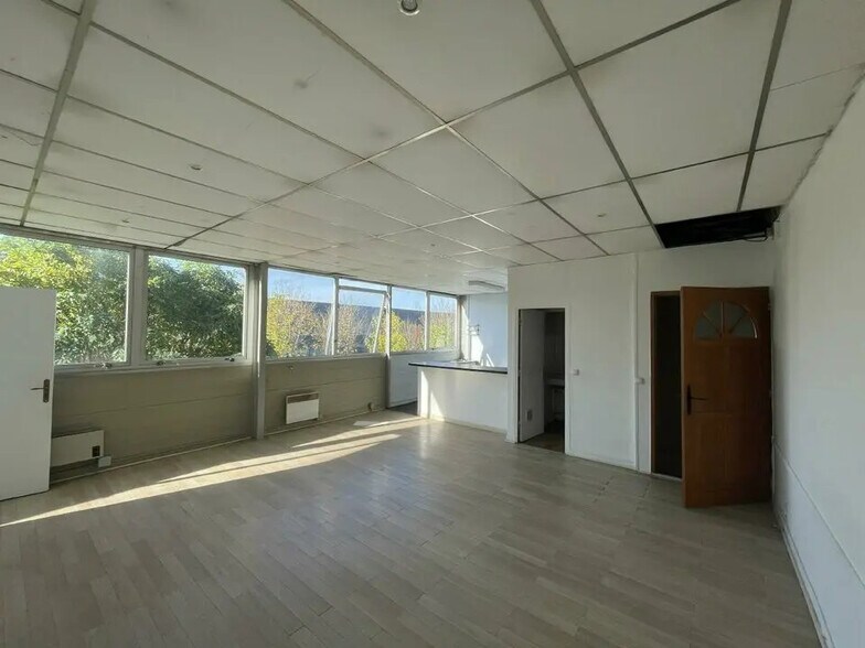 Industrial in Coignières to rent - Interior Photo - Image 2 of 4