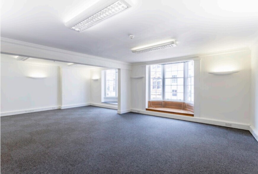 128-130 High St, Guildford for rent - Interior Photo - Image 2 of 4