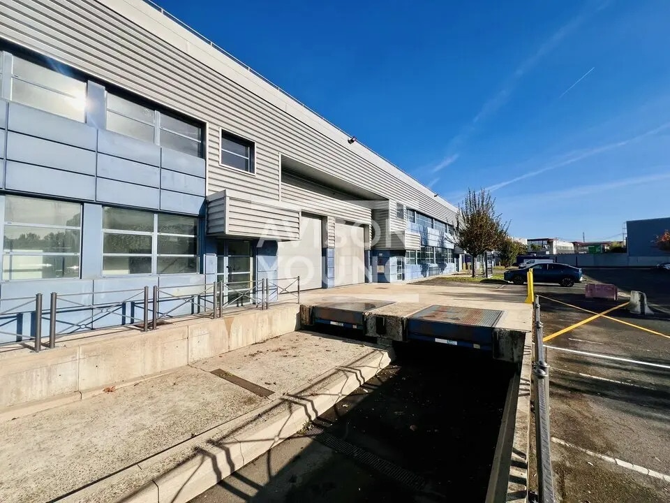 Light Industrial in La Courneuve to rent Building Photo- Image 1 of 9