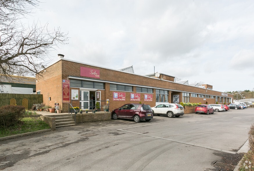 Hunts Rise, Swindon to rent - Building Photo - Image 2 of 11