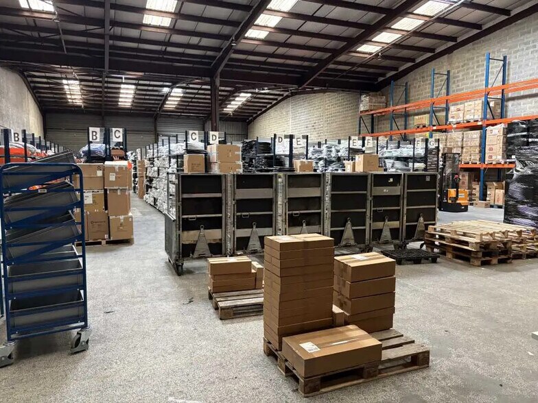 Light Industrial in Genas to rent - Interior Photo - Image 3 of 8