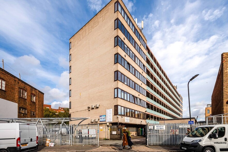 8 Andrews Rd, London to rent - Building Photo - Image 2 of 8