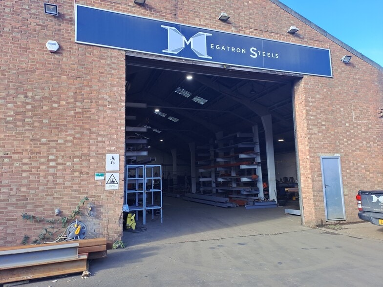 13 Southfield, Welwyn Garden City for sale - Building Photo - Image 2 of 3