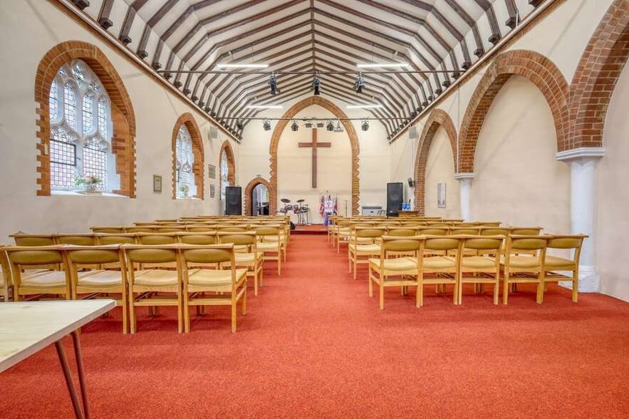 90 London Rd, Bagshot for sale - Building Photo - Image 2 of 6