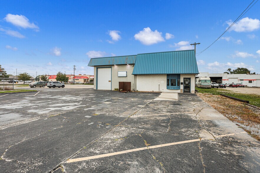 2904 Calumet Ave, Manitowoc, WI for sale - Building Photo - Image 3 of 16