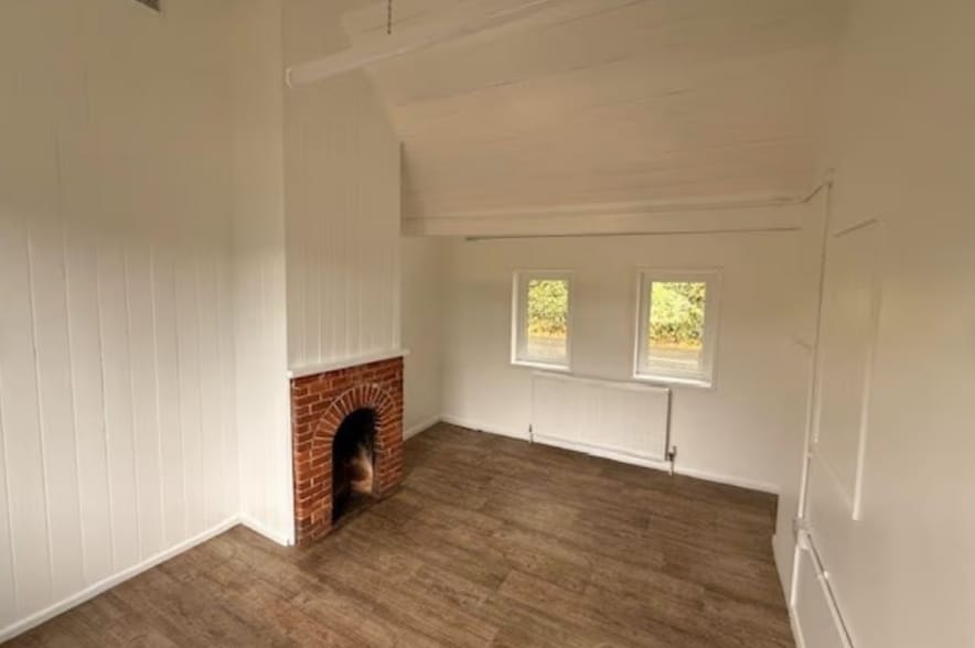 3 Station Approach St, Haslemere to rent - Interior Photo - Image 1 of 6