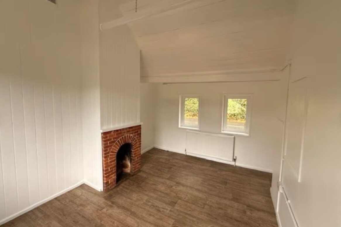 3 Station Approach St, Haslemere to rent Interior Photo- Image 1 of 7
