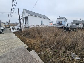 21 Bayview Ave, Howard Beach, NY for sale Primary Photo- Image 1 of 8