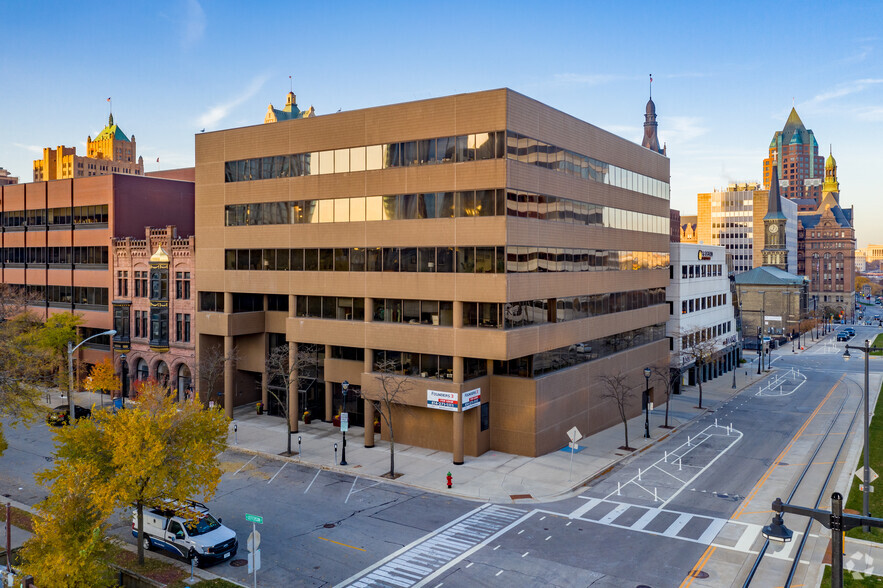 839 N Jefferson St, Milwaukee, WI for rent - Building Photo - Image 1 of 11