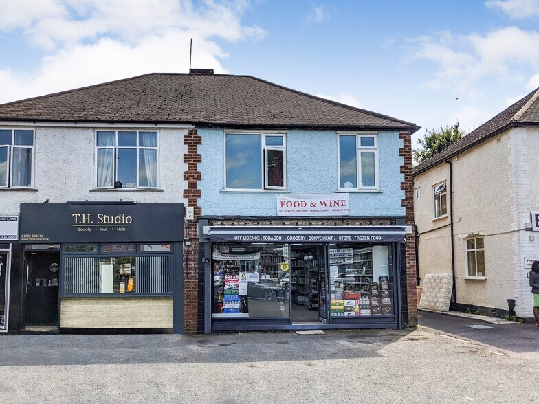 313 Woodham Ln, Addlestone KT15 3PB UK