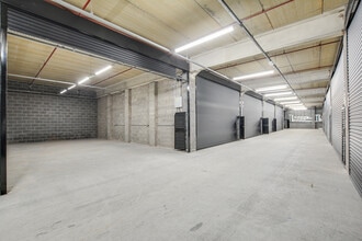 574 Manchester Rd, Bury to rent Interior Photo- Image 1 of 14