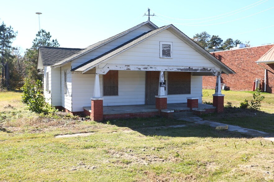 705 W 3rd St, Pembroke 28372 UK