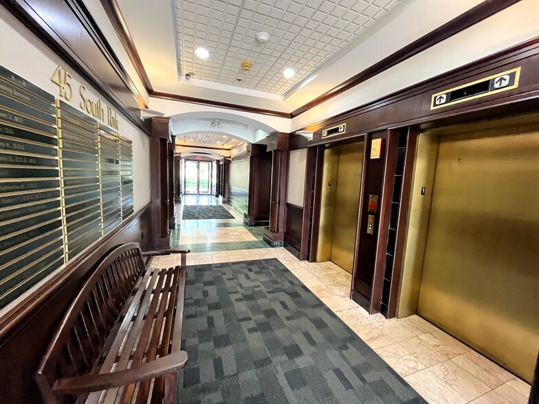 45 S Park Blvd, Glen Ellyn, IL for rent - Lobby - Image 3 of 6