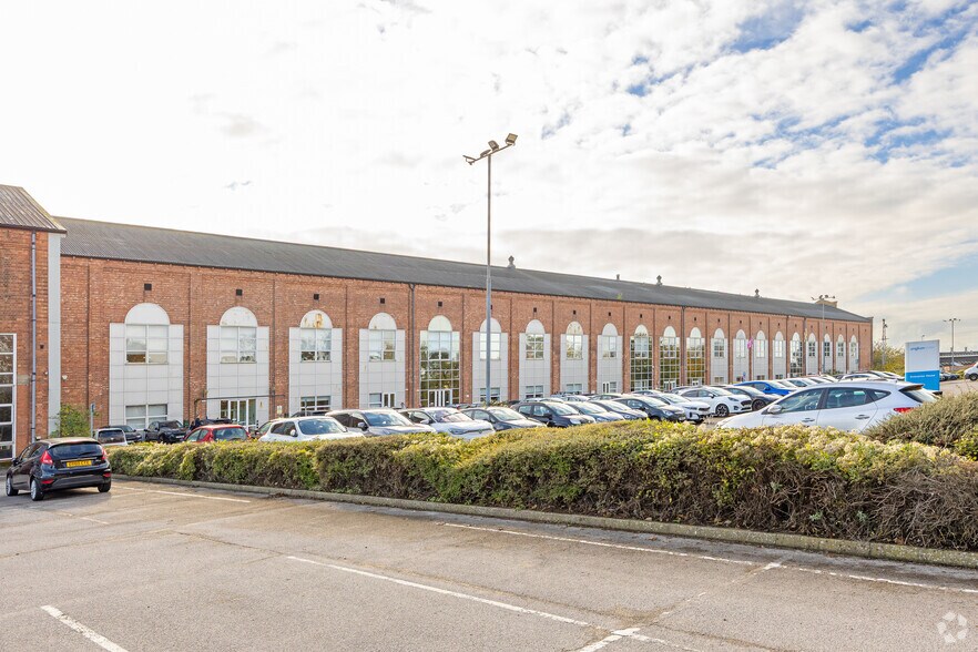 Waterside S, Lincoln for sale - Primary Photo - Image 1 of 3
