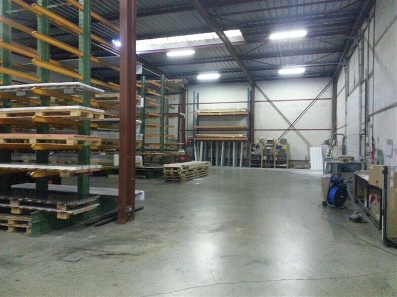 Light Industrial in Villepinte to rent - Interior Photo - Image 1 of 4
