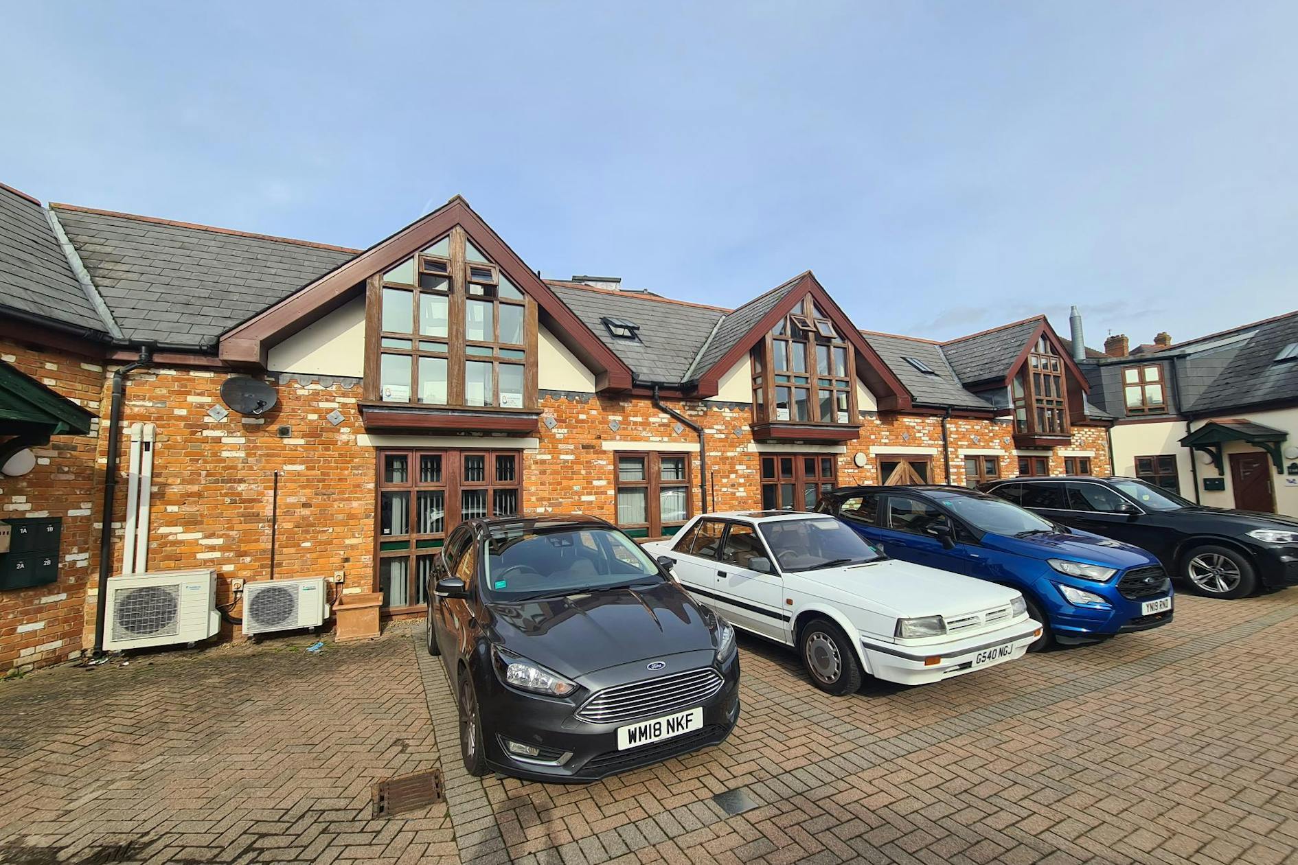 Quadrant Way, Weybridge to rent Building Photo- Image 1 of 5