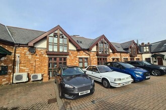 Quadrant Way, Weybridge to rent Building Photo- Image 1 of 5