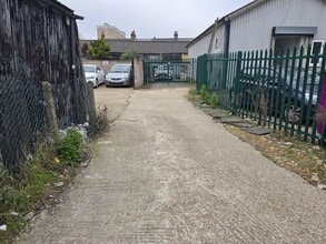 20A Hanworth Rd, Hounslow to rent Building Photo- Image 2 of 8