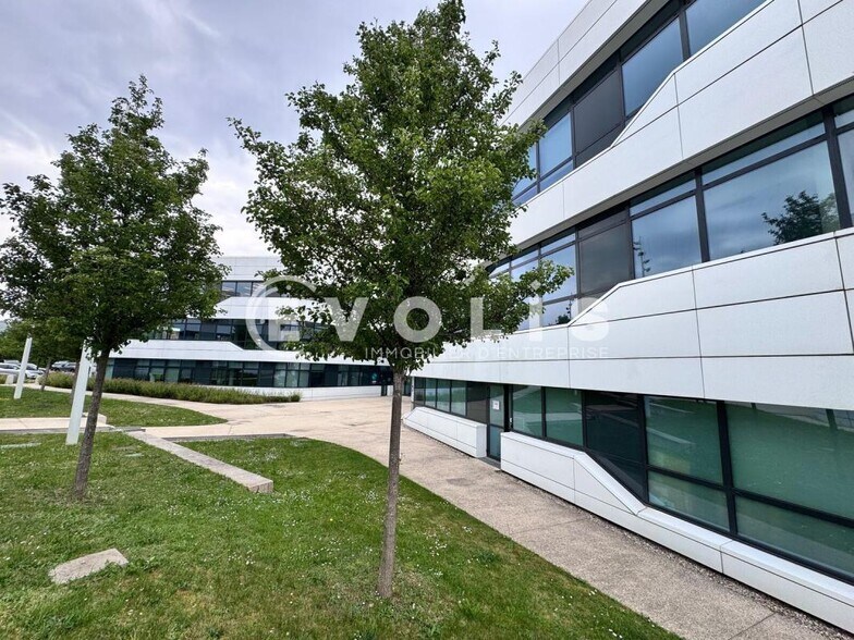Office in CHAMPAGNE-AU-MONT-D'OR to rent - Building Photo - Image 2 of 10